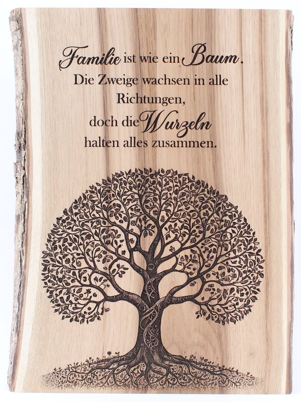 Familienbaum auf Erlenholz mit Rinde